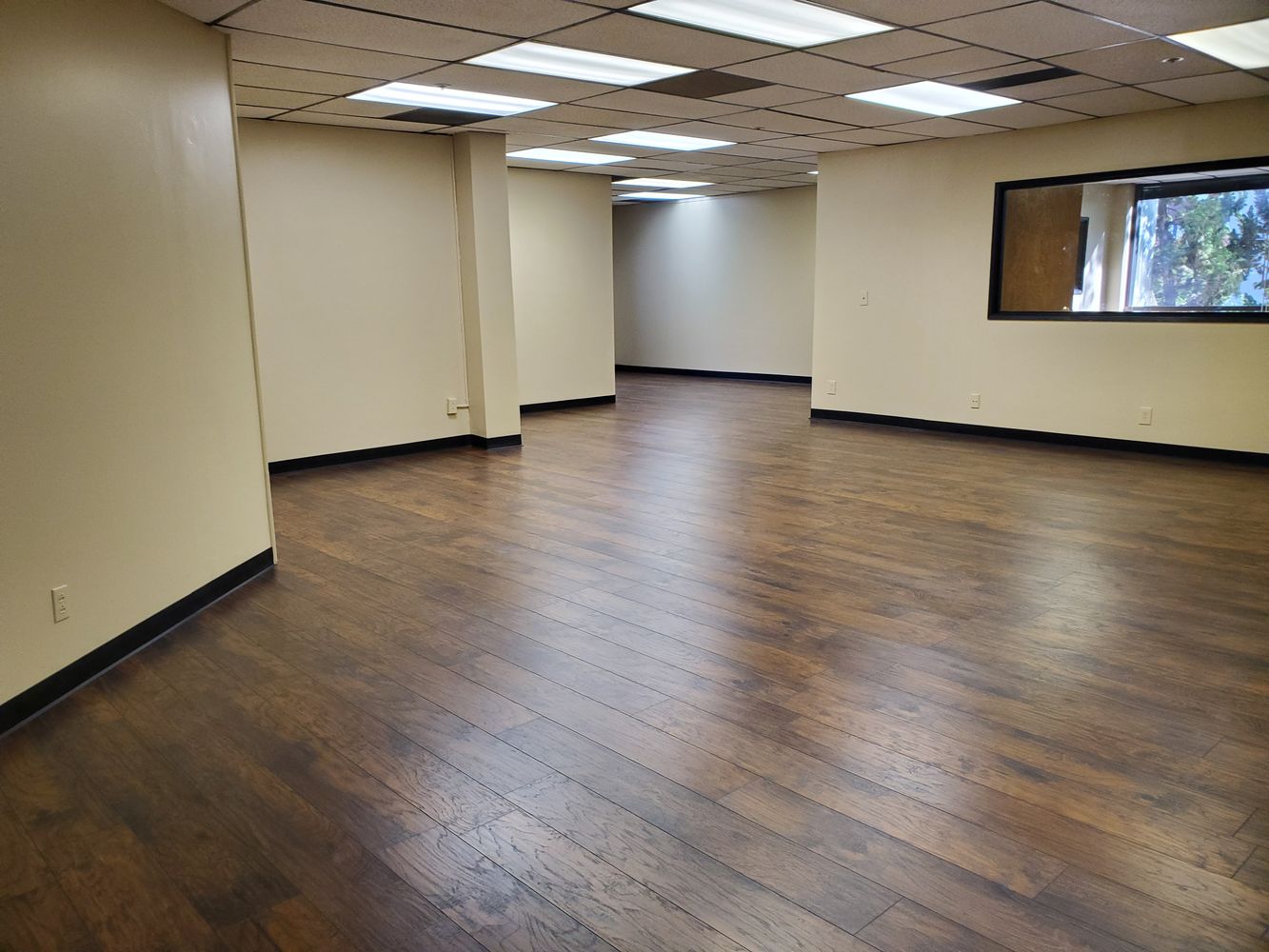 Very special, 1st floor gazebo level suite. 5 offices and open space.